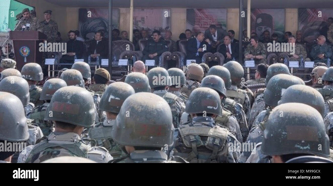 "La giornata di oggi segna un altro momento significativo nella nostra storia orgogliosa della missione nazionale operatori di unità", ha detto il Mag. Gen. Sayed Mohammed Khan Roshindal, comandante del Comando Generale di polizia unità speciale presso la polizia speciale del Centro di formazione il 22 febbraio. "La cerimonia di laurea è uno dei nostri migliori tradizioni e introduce la nostra nuova formazione di polizia, dedicato a servire e proteggere i nostri cittadini con onore e integrità al popolo dell'Afghanistan. Sono orgoglioso di ognuno di voi e voi dovreste essere orgogliosi dei vostri successi." (NSOCC-A Foto Stock