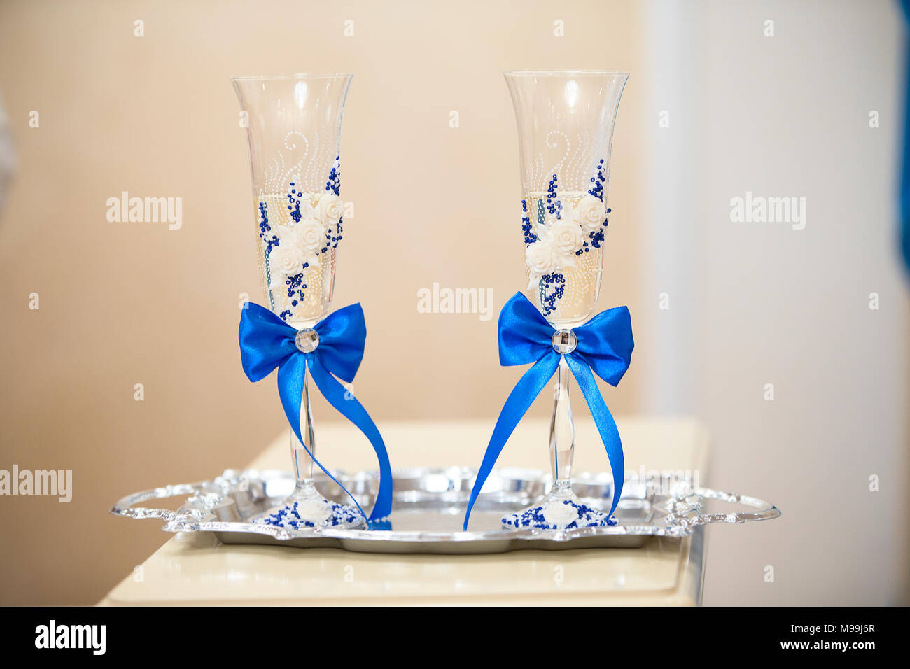 Bicchieri di Champagne sono splendidamente decorate. Due bei bicchieri. Foto Stock