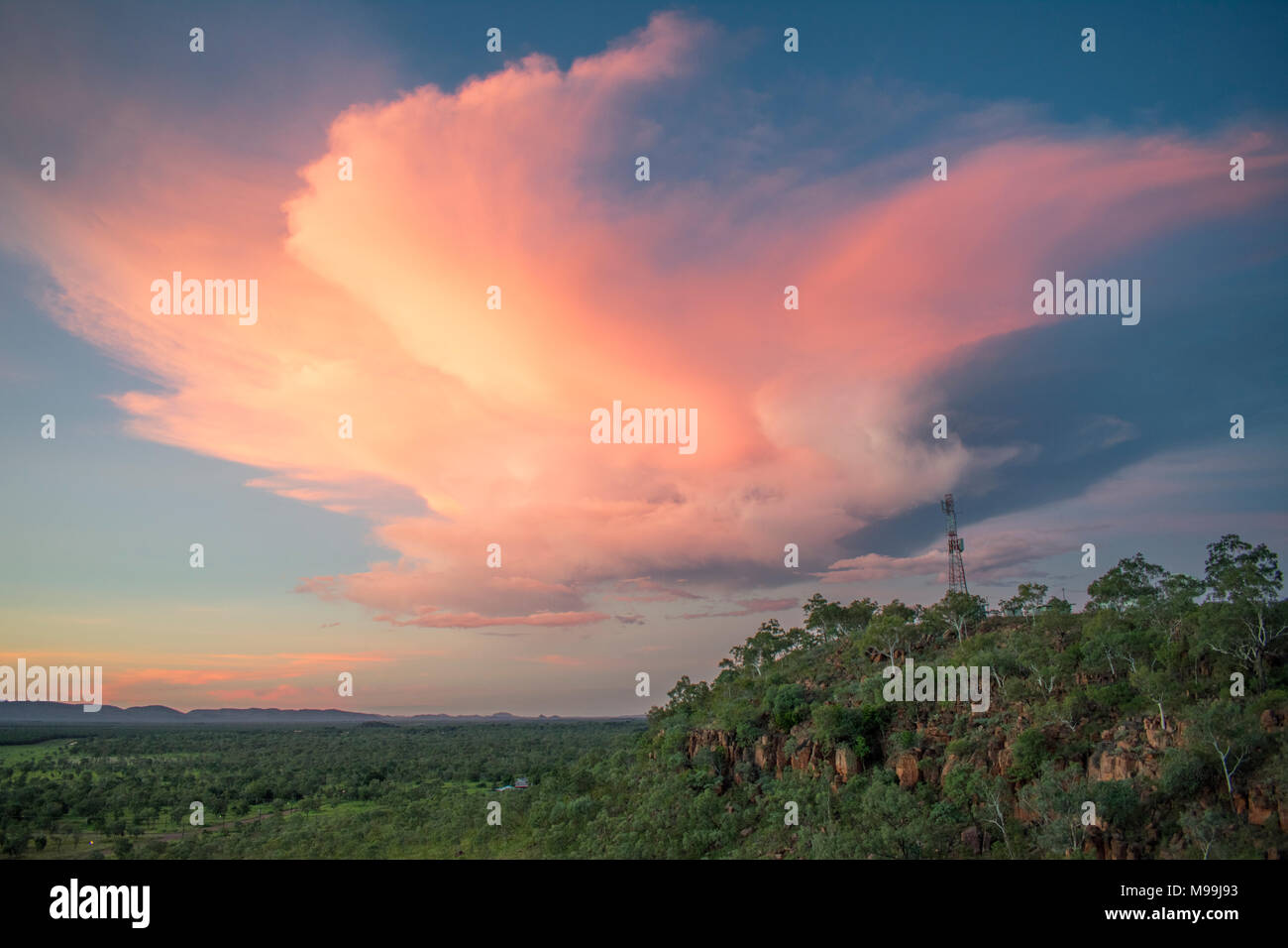 Kimberley, Australia, un tramonto con le nuvole per riflettere si tratta di colori. Foto Stock