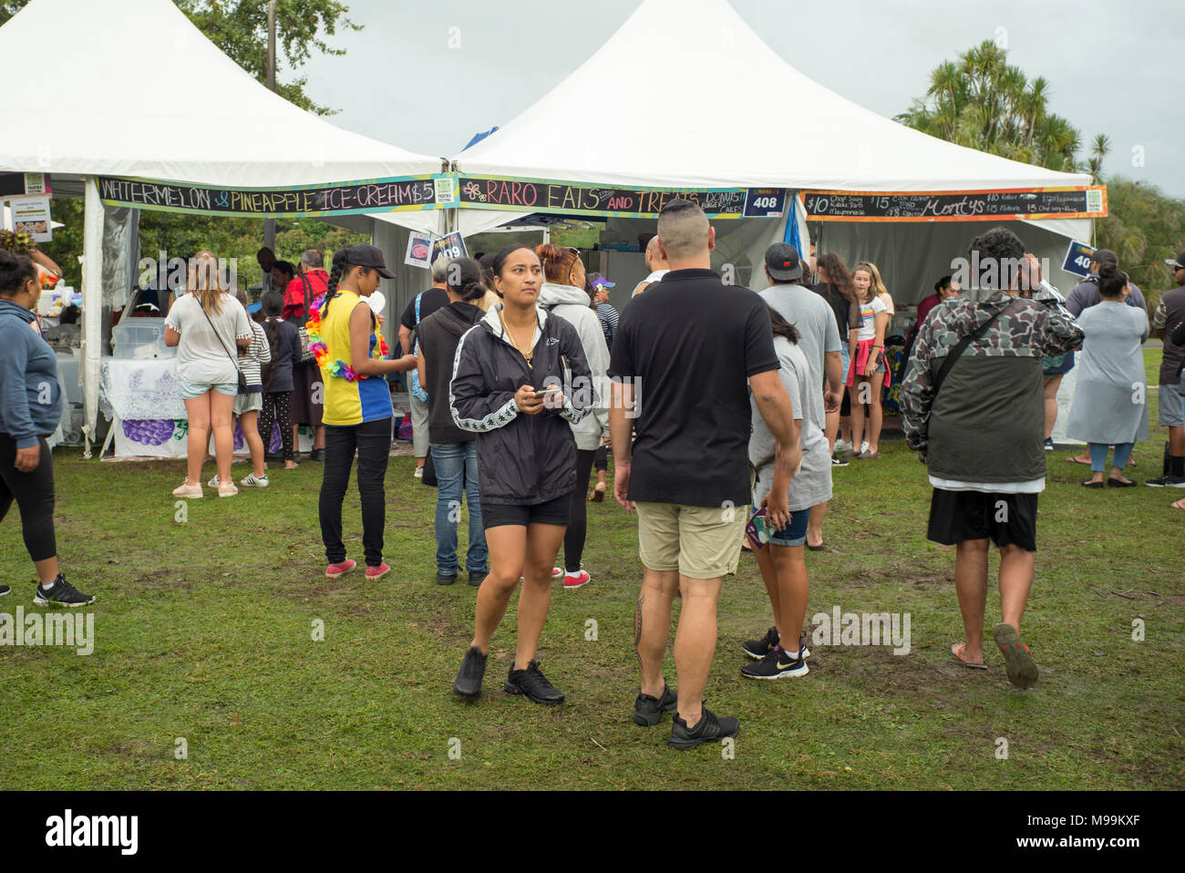 Il cibo si spegne al festival Pasifica Auckland. Un ambiente multiculturale folla si raduna intorno alla platea Foto Stock