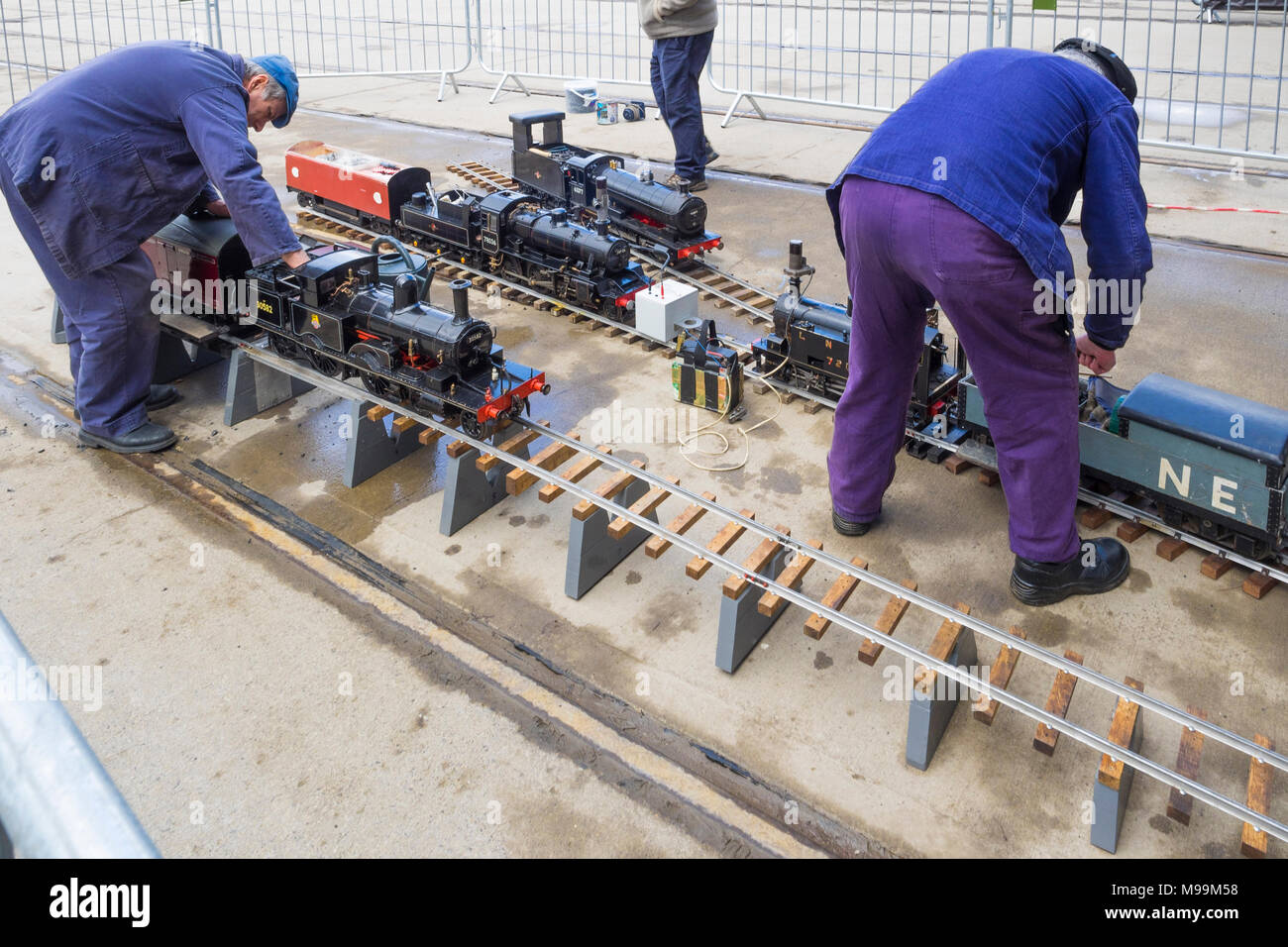 Il livello di massa 5' Manometro Mainline modello di associazione treno locomotive a vapore di essere preparati per la corsa al NRM Shildon REGNO UNITO Foto Stock