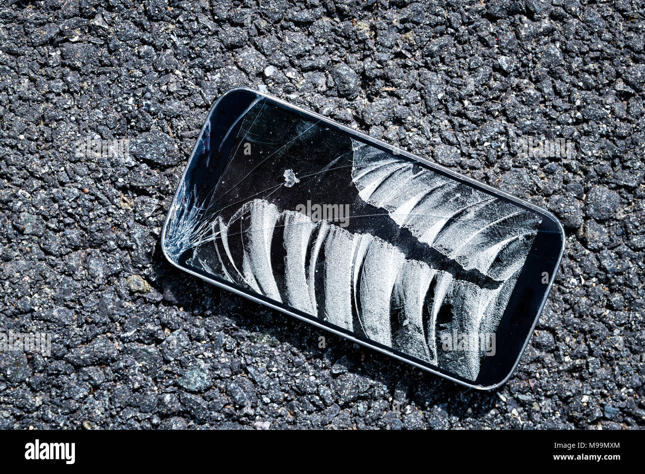 Strada con telefono rotto smartphone schermo incrinato cadde sul terreno asfalto Foto Stock