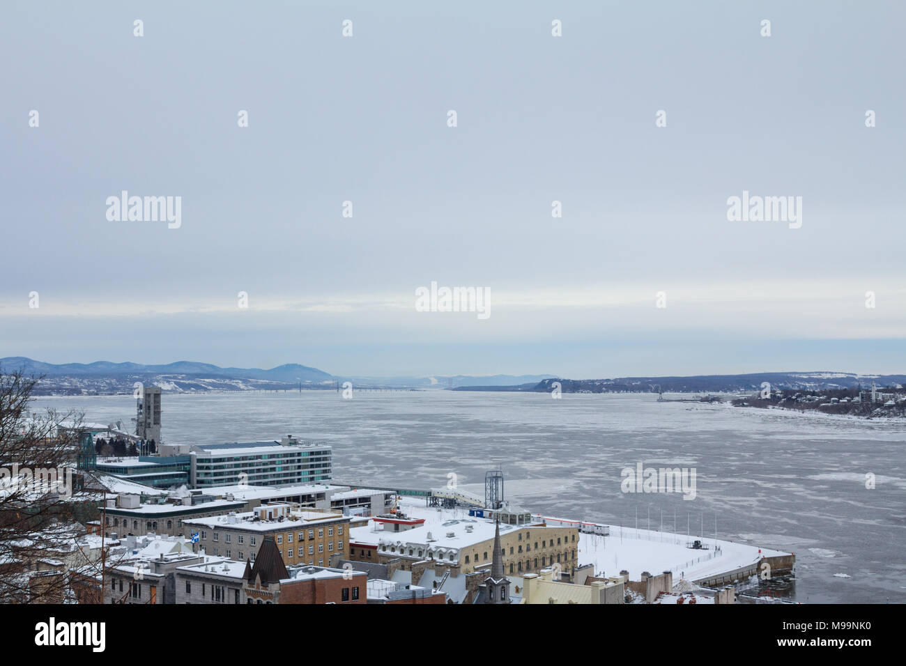 Panorama di congelati fiume San Lorenzo (fleuve Saint Laurent) in Quebec city durante un pomeriggio d'inverno. San Lorenzo è uno dei principali fiumi del C Foto Stock