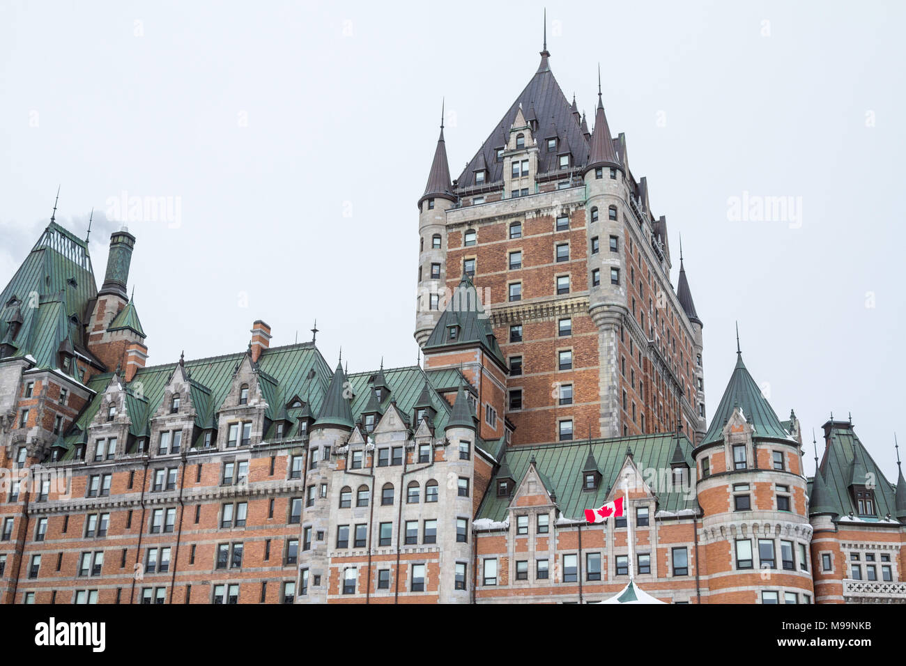 Vista di Frontenac (Castel de Chateau Frontenac, in francese) in inverno sotto la neve. Lo Château Frontenac è un grand hotel in Quebec City Foto di Foto Stock