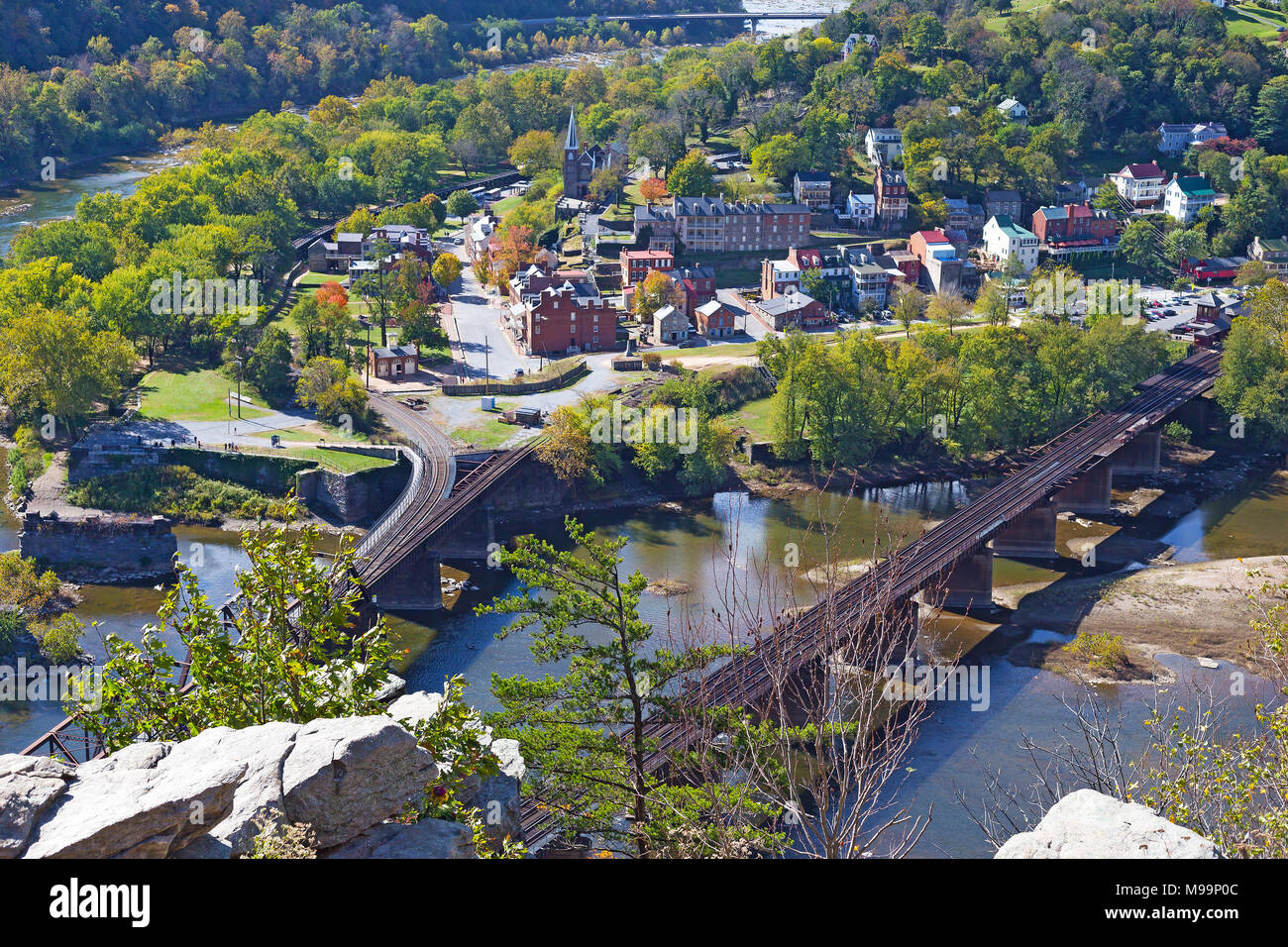Vista aerea su harpers Ferry città storica e la ferrovia in autunno. Harpers Ferry National Historical Park in West Virginia, USA. Foto Stock