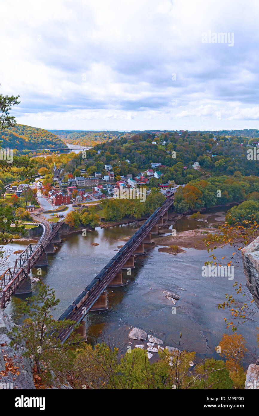 Vista aerea su harpers Ferry città storica e il ponte ferroviario da e per il parco si affacciano. Ponte ferroviario, delle montagne e del fiume in autunno, West vergine Foto Stock