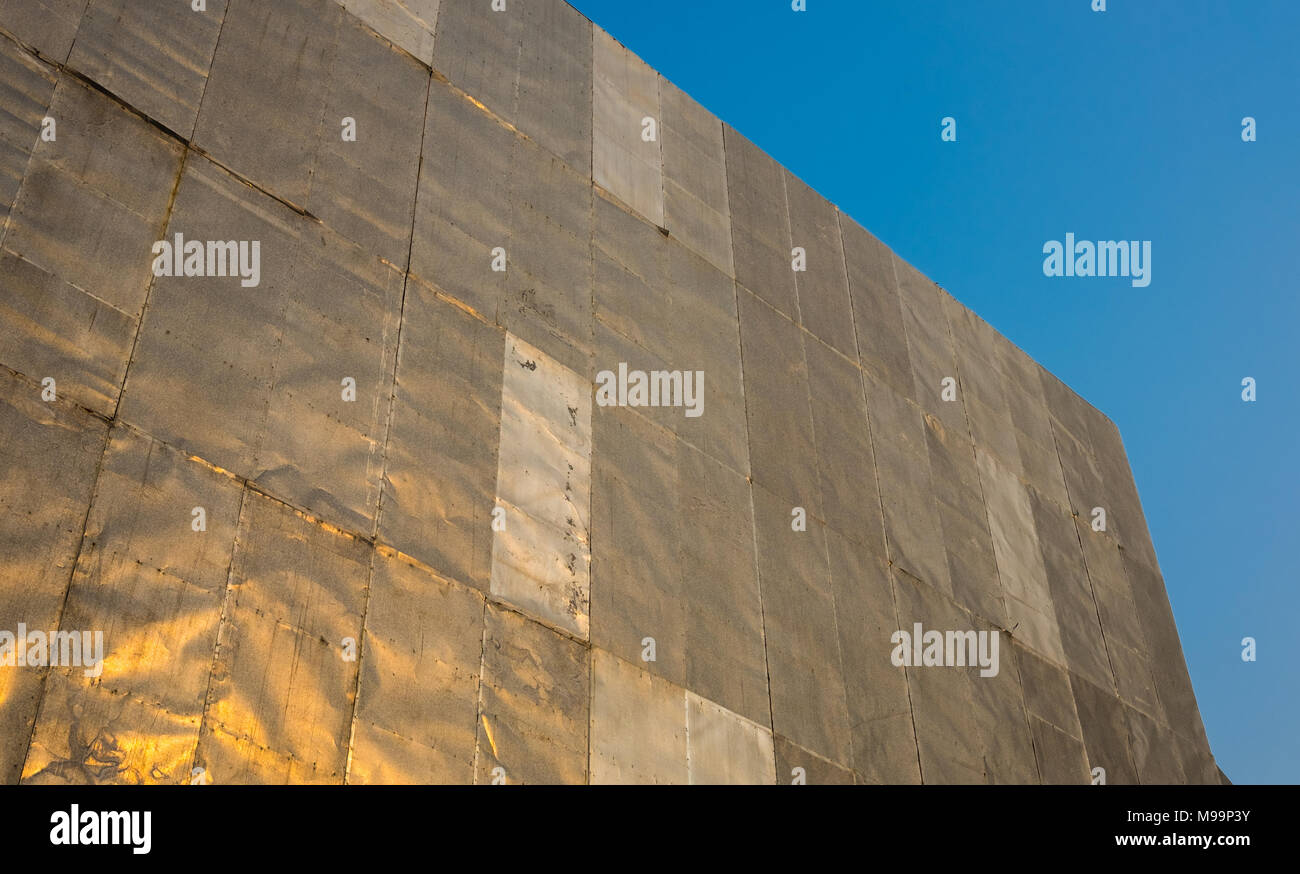 Foglio di zinco è coperta sulla struttura del tabellone per le affissioni. Lo spazio disponibile per l'affitto. Per il futuro di cartelli pubblicitari con chiaro cielo blu, sfondo Foto Stock