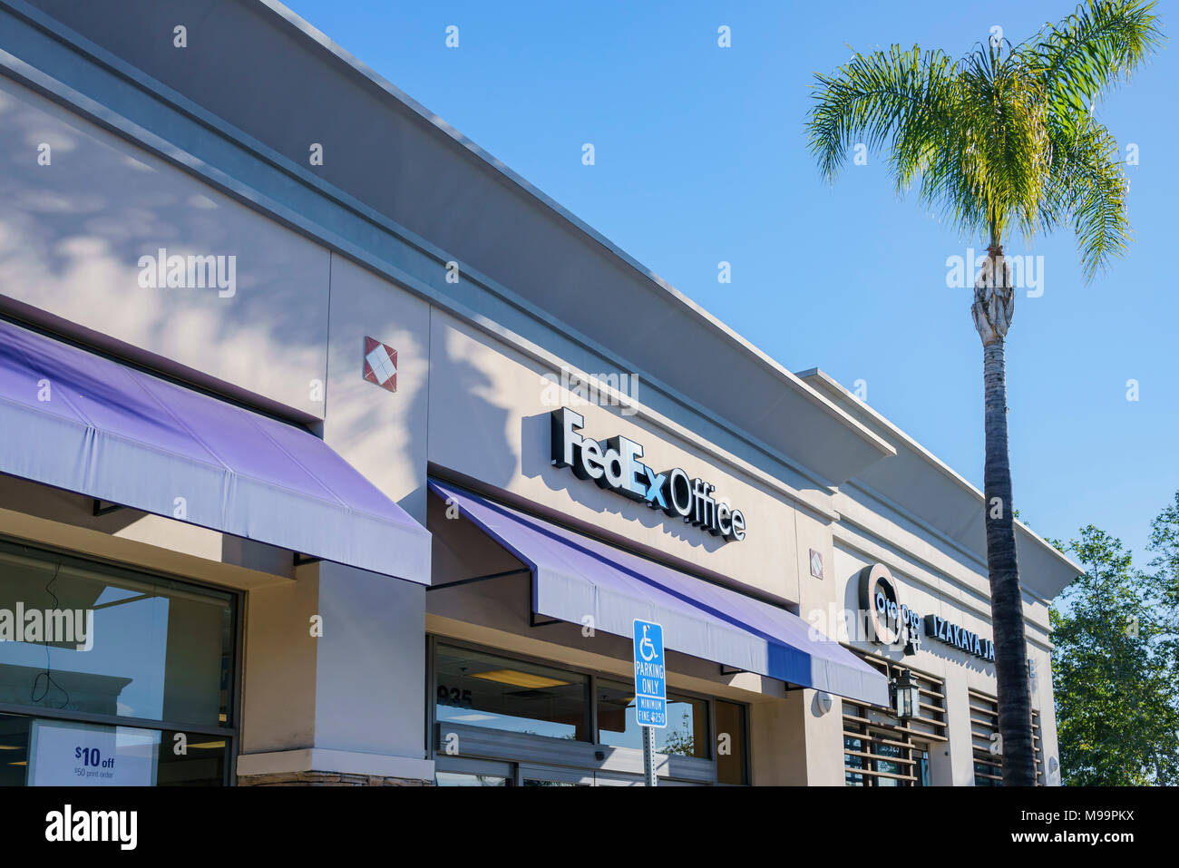 Monrovia, MAR 19: vista esterna dell'Ufficio Fedex il Mar 19, 2018 a Monrovia, Los Angeles County, California Foto Stock