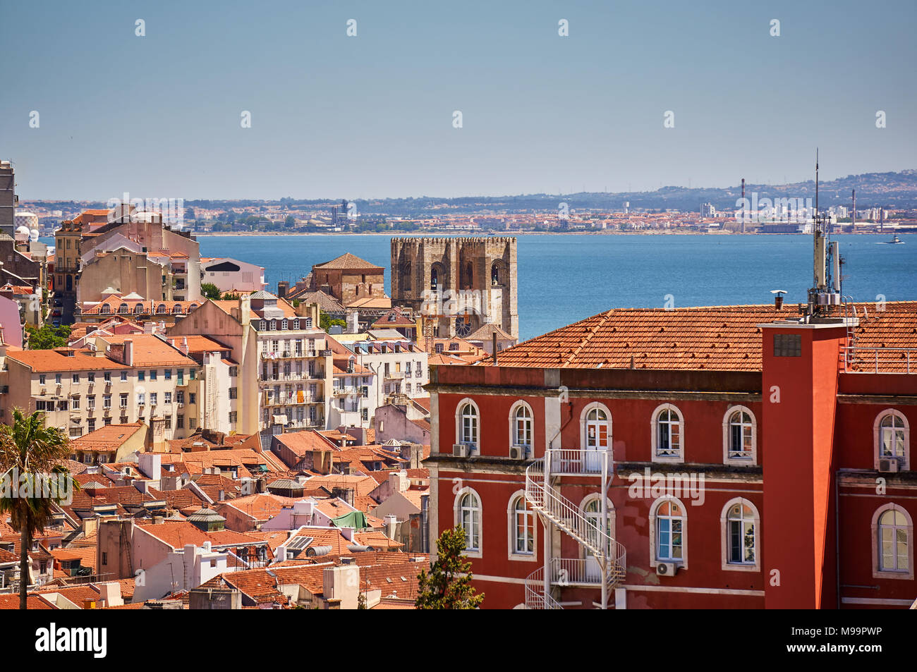 Lisbona, Portogallo - Luglio 7, 2015: vista della Cattedrale di Lisbona e il centro cittadino Foto Stock