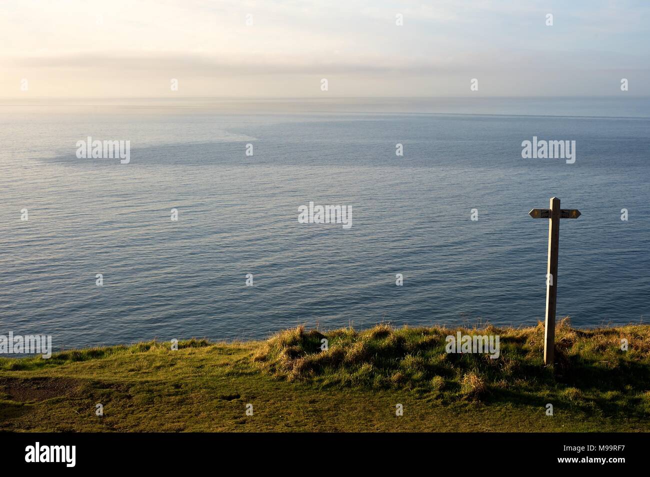 Cerca seaward su una tranquilla giornata chiara, cartello sul Constitution Hill - Aberystwyth Febbraio 2013 Foto Stock
