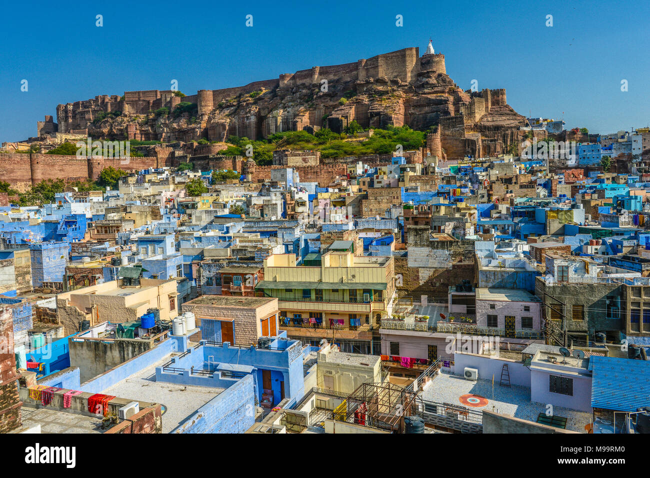 INDIA Rajasthan Jodhpur Vista della città blu e Meherangarh o fort maestoso Foto Stock