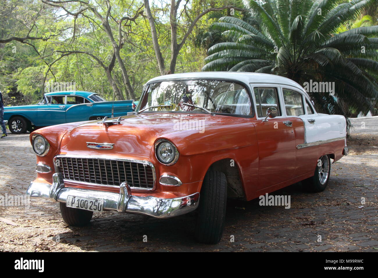 Bronzetto e classico bianco Chevrolet, Havana, Cuba Foto Stock