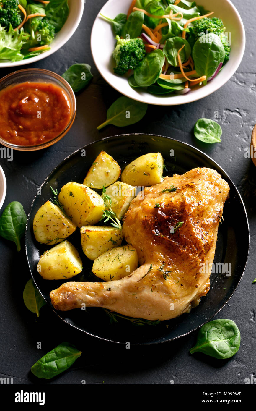 Pollo arrosto gamba con patate. Piatto per la cena. Vista superiore Foto Stock