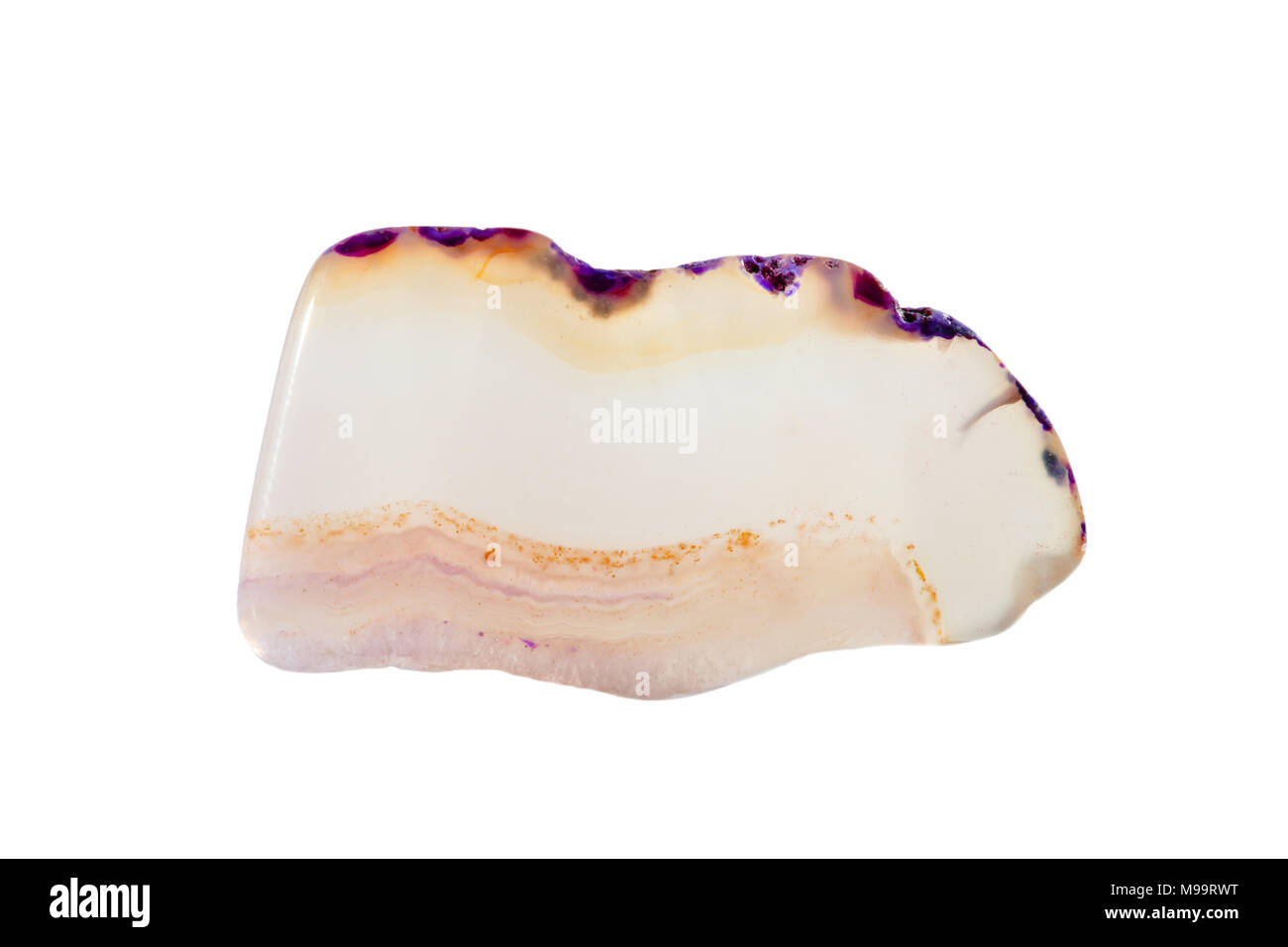 Le riprese in modalità Macro della pietra naturale. Il minerale grezzo è nero onice, Brasile. Oggetto isolato su uno sfondo bianco. Foto Stock