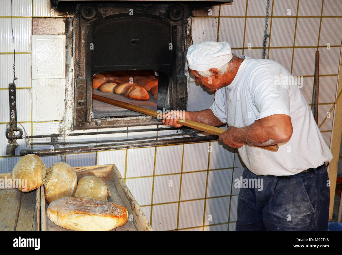 L Uomo La Cottura Del Pane Nel Forno Tradizionale Molto Comune Nelle Piccole Citta Italiane Foto Stock Alamy