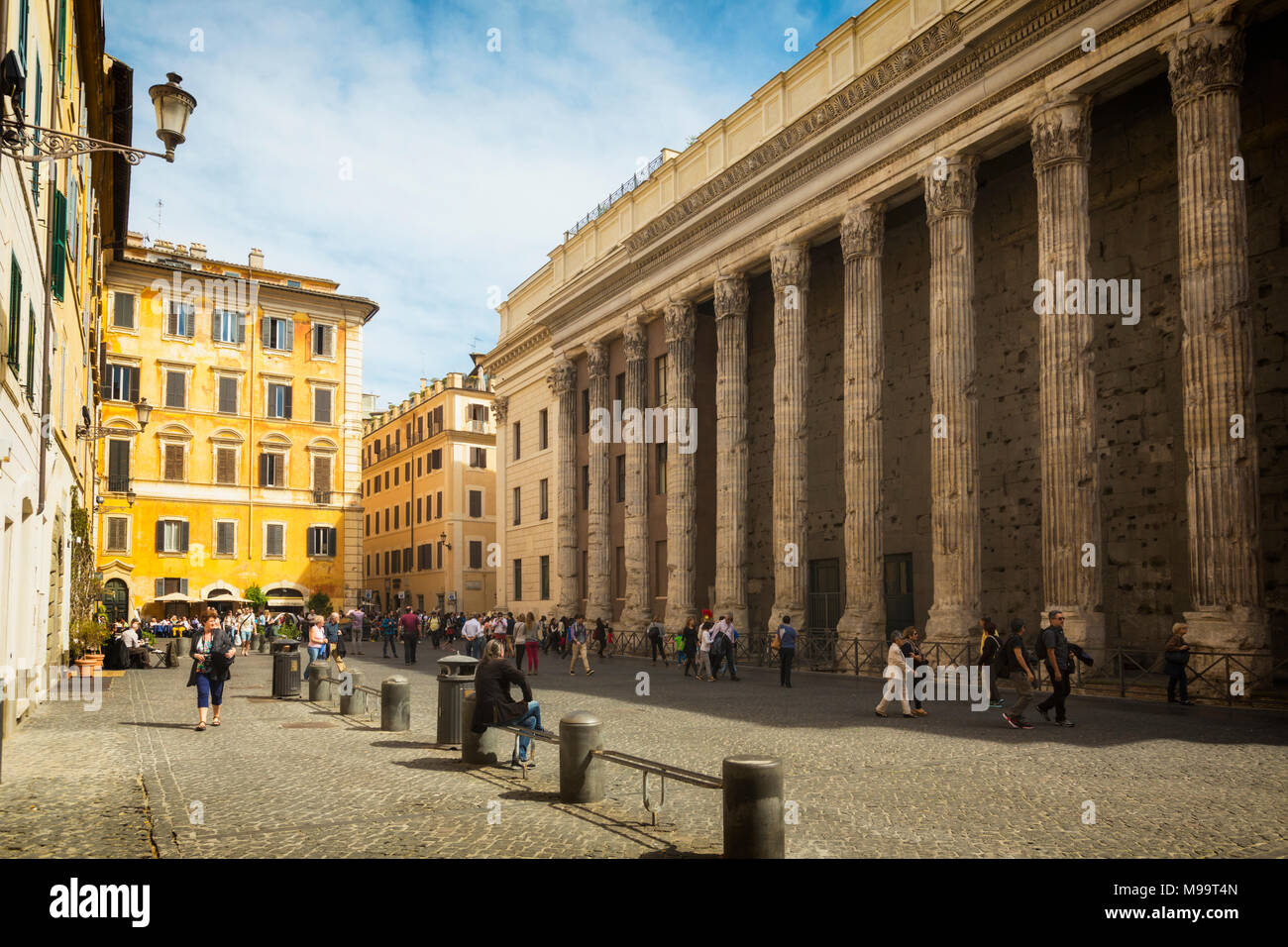 Roma, Italia. Il superstite facciata del Tempio di Adriano in Piazza de la Pietra. Un edificio del XVII secolo è stato costruito dietro la facciata. La hist Foto Stock