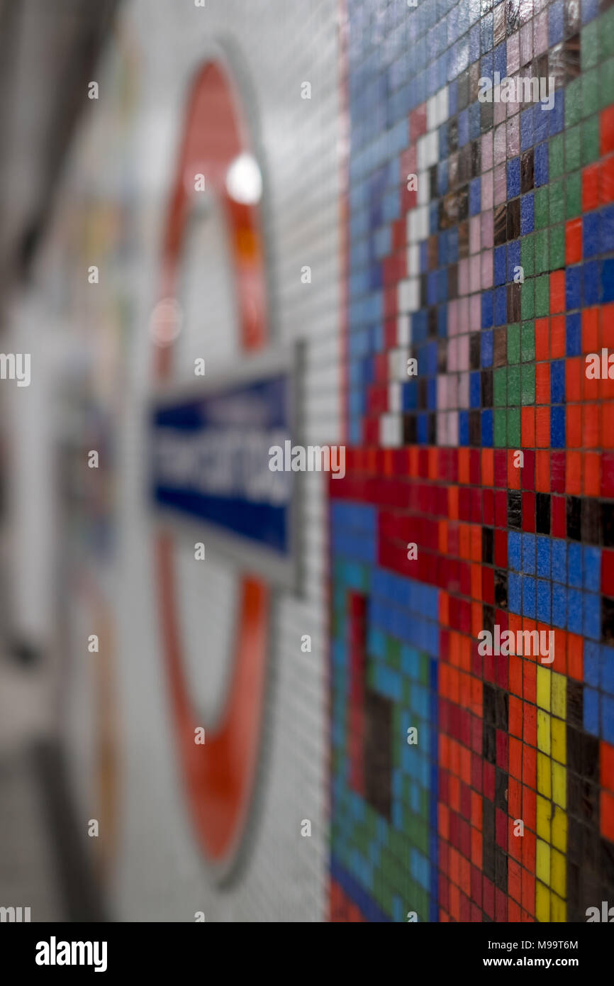 Tottenham Court Road Stazione della Metropolitana di Londra, che mostra mosaico murale di Eduardo Paolozzi sulla linea centrale della piattaforma e la TFL Roundel Foto Stock