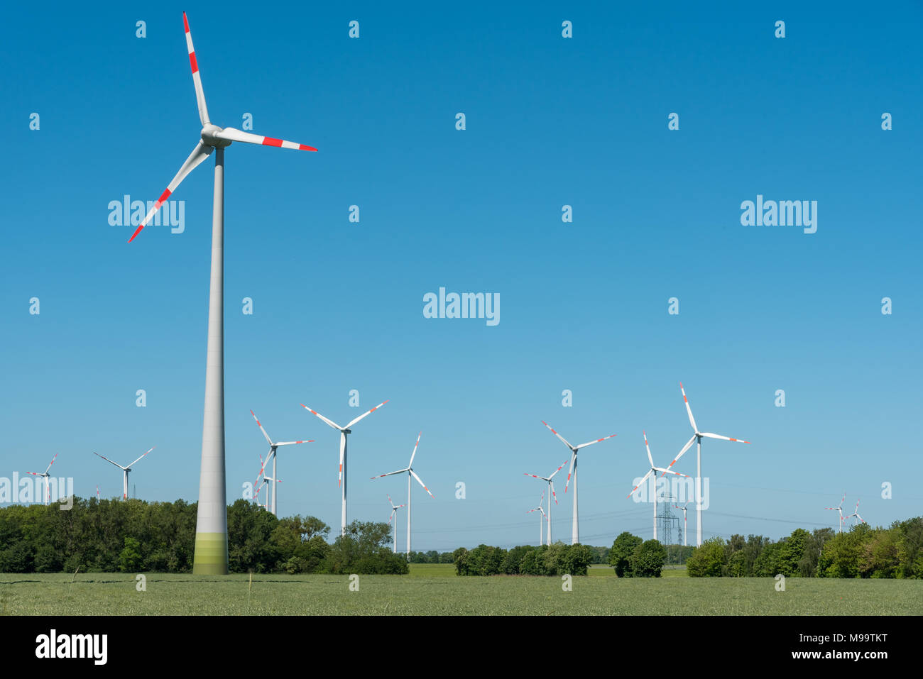 Impianti a energia eolica in una giornata di sole in Germania Foto Stock