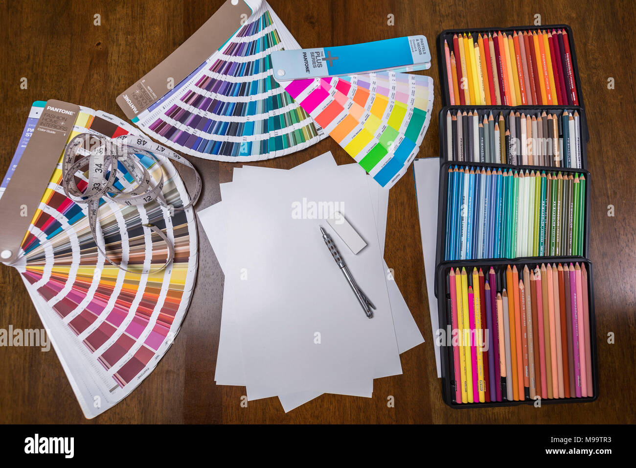 Libri Pantone con carta e pennarelli colorati Foto stock - Alamy