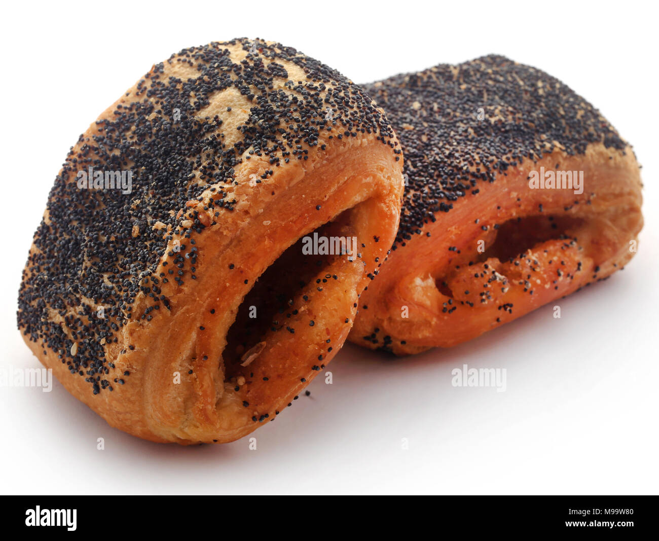 Pane danese con semi di papavero su sfondo bianco Foto Stock