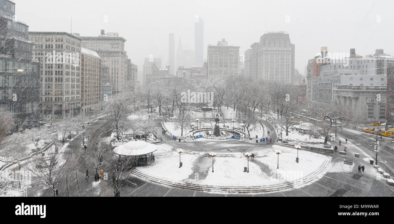 New York City, NY, Stati Uniti d'America - 21 Marzo 2018: Union Square Park in inverno sotto la neve. Manhattan Foto Stock