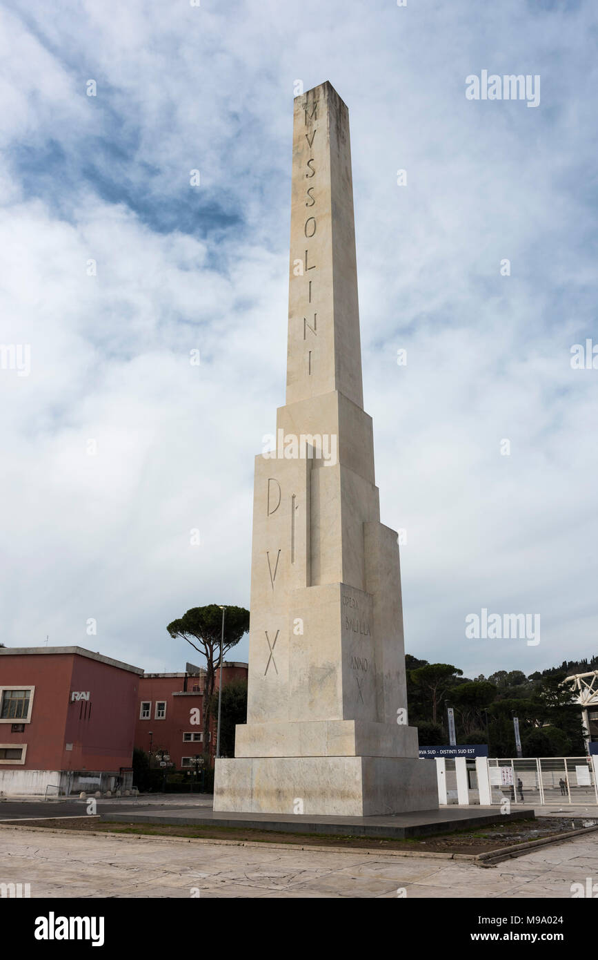 Roma. L'Italia. Obelisco all'ingresso del Foro Italico, portante l'iscrizione "ussolini Dux'. Il monumento è stato creato dopo un'offerta di un gigante Foto Stock