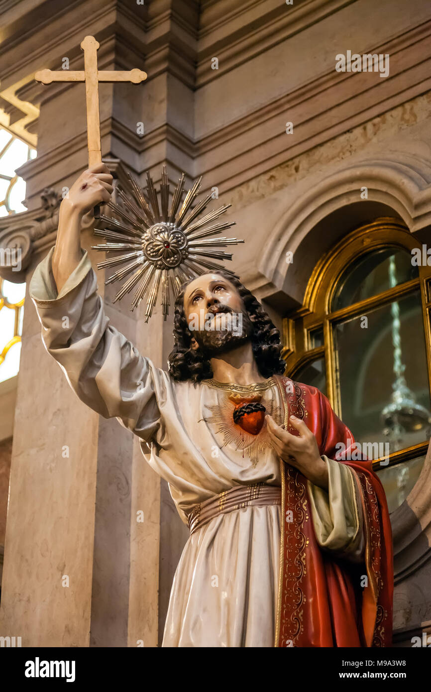 Lisbona, Portogallo. Gesù Cristo holding Cross/Crocifisso e Sacro Cuore sul petto. Santo Antonio de Lisboa Chiesa. Sant Antonio di Lisbona/Padova/Padova Foto Stock
