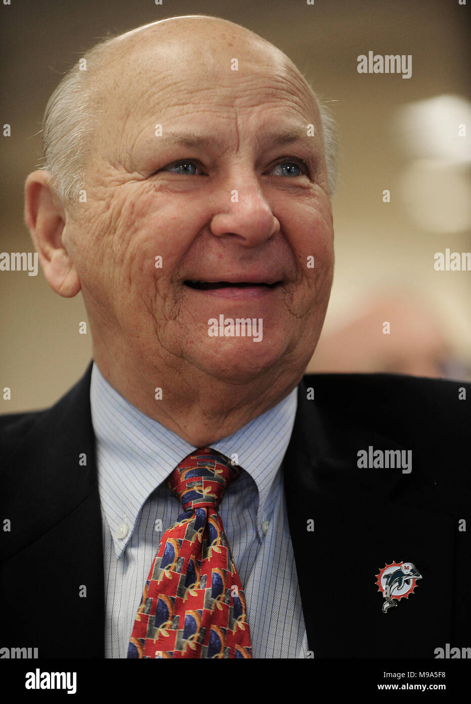 File. 23 Mar, 2018. HARRY WAYNE HUIZENGA (data di nascita: 29 dicembre 1937 morì: Marzo 22, 2018) era un uomo d'affari americano e imprenditore. Egli era il proprietario di Blockbuster video, AutoNation, la gestione dei rifiuti, Inc. i delfini di Miami della National Football League e la Florida Panthers della National Hockey League e la Florida Marlins di Major League Baseball. Nella foto: 25 gennaio, 2011 - Ft. Lauderdale, Florida, Stati Uniti - Wayne Huizenga, fondatore di AutoNation, ascolta una presentazione da R. Fiore a AutoNation quartier generale. Credito: Sun-Sentinel/ZUMAPRESS.com/Alamy Live News Foto Stock