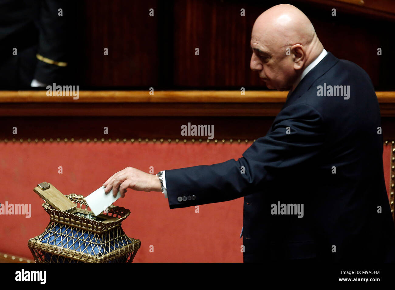 Roma, Italia. 23 marzo, 2018. Adriano Galliani Roma 23/03/2018. Prima seduta al Senato dopo le elezioni. Roma 23 Marzo 2018. Senato. Prima udienza presso il Senato dopo le elezioni. Foto di Samantha Zucchi Insidefoto Credito: insidefoto srl/Alamy Live News Foto Stock