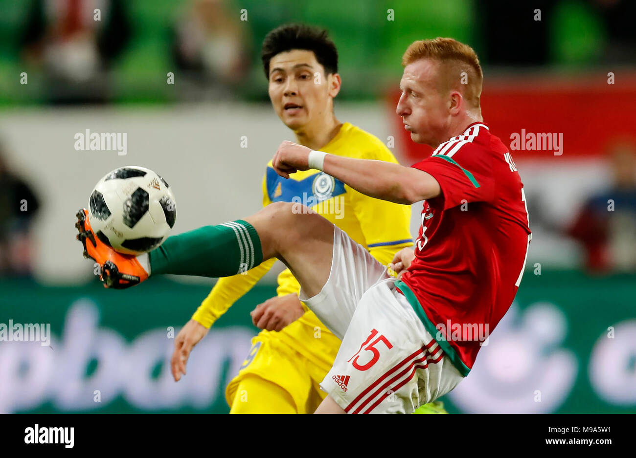 BUDAPEST, Ungheria - 23 Marzo: Laszlo Kleinheisler #15 di Ungheria vince la palla da Bauyrzhan Islamkhan (L) del Kazakistan durante la International amichevole tra Ungheria e il Kazakistan a Groupama Arena sul marzo 23, 2018 a Budapest, Ungheria. Credito: Laszlo Szirtesi/Alamy Live News Foto Stock