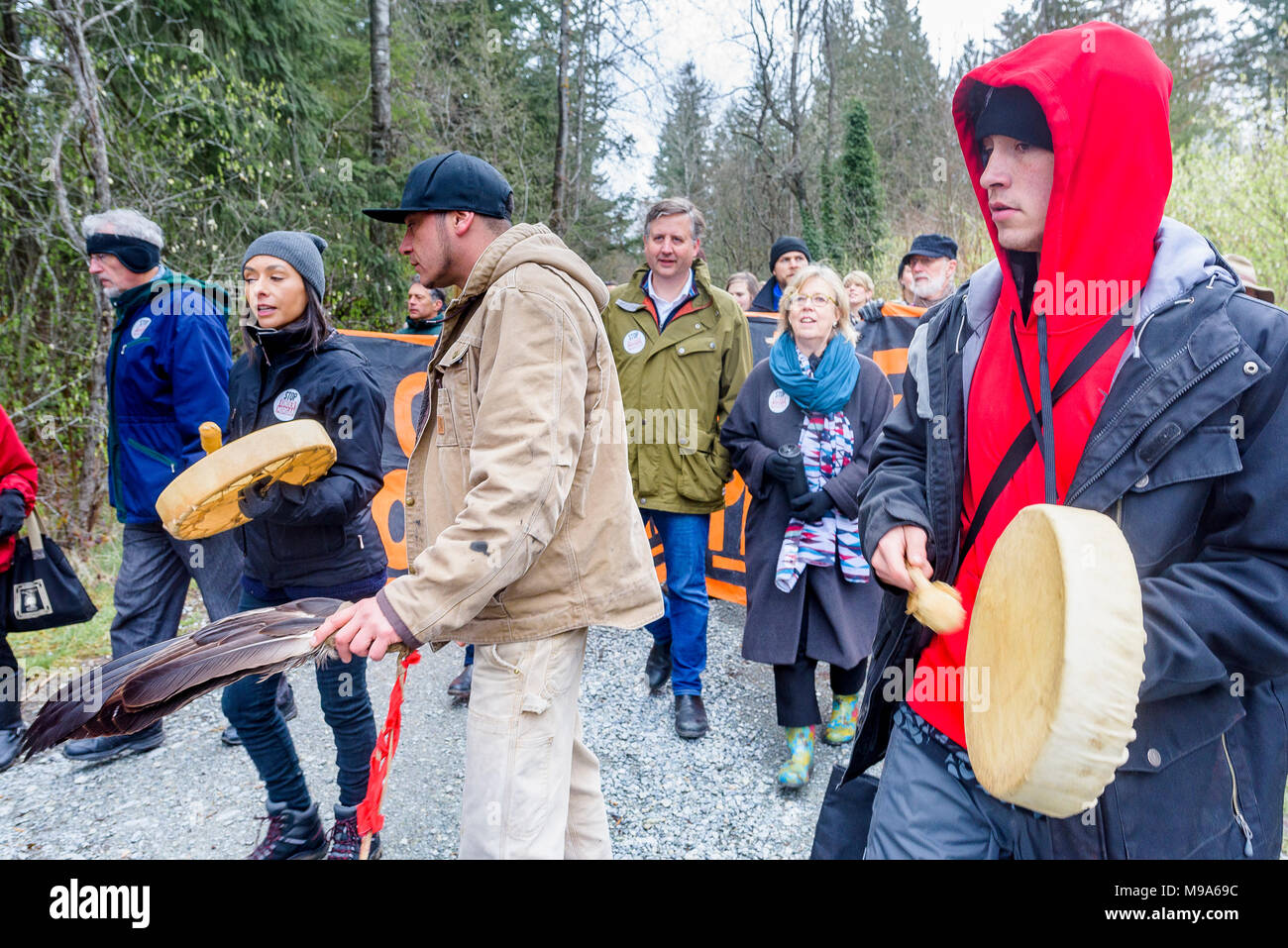 Burnaby, British Columbia, Canada. 23 marzo, 2018. Attore canadese Carmen Moore, Verde di leader di partito MP Elizabeth Maggio e NDP MP Kennedy Stewart con la volontà di George del Tsleil-Waututh prima nazione prima di essere arrestato al Kinder Morgan protesta della pipeline, Burnaby, British Columbia, Canada. Credito: Michael Wheatley/Alamy Live News Foto Stock