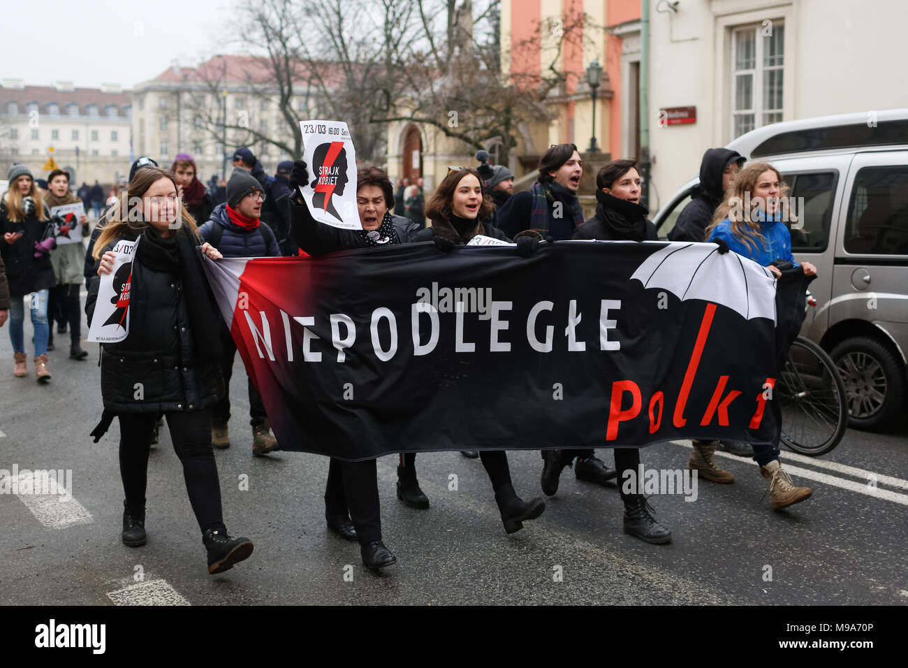 Varsavia, Polonia. 23 marzo, 2018. Le persone che frequentano le proteste contro la proposta di anti-aborto progetto di legge contemplati dall'iniziativa civile in Parlamento polacco. Il problema della separazione tra Stato e religione è stata trattenuta anche come Chiesa cattolica è stato uno dei fattori principali nelle decisioni politiche. Foto Stock