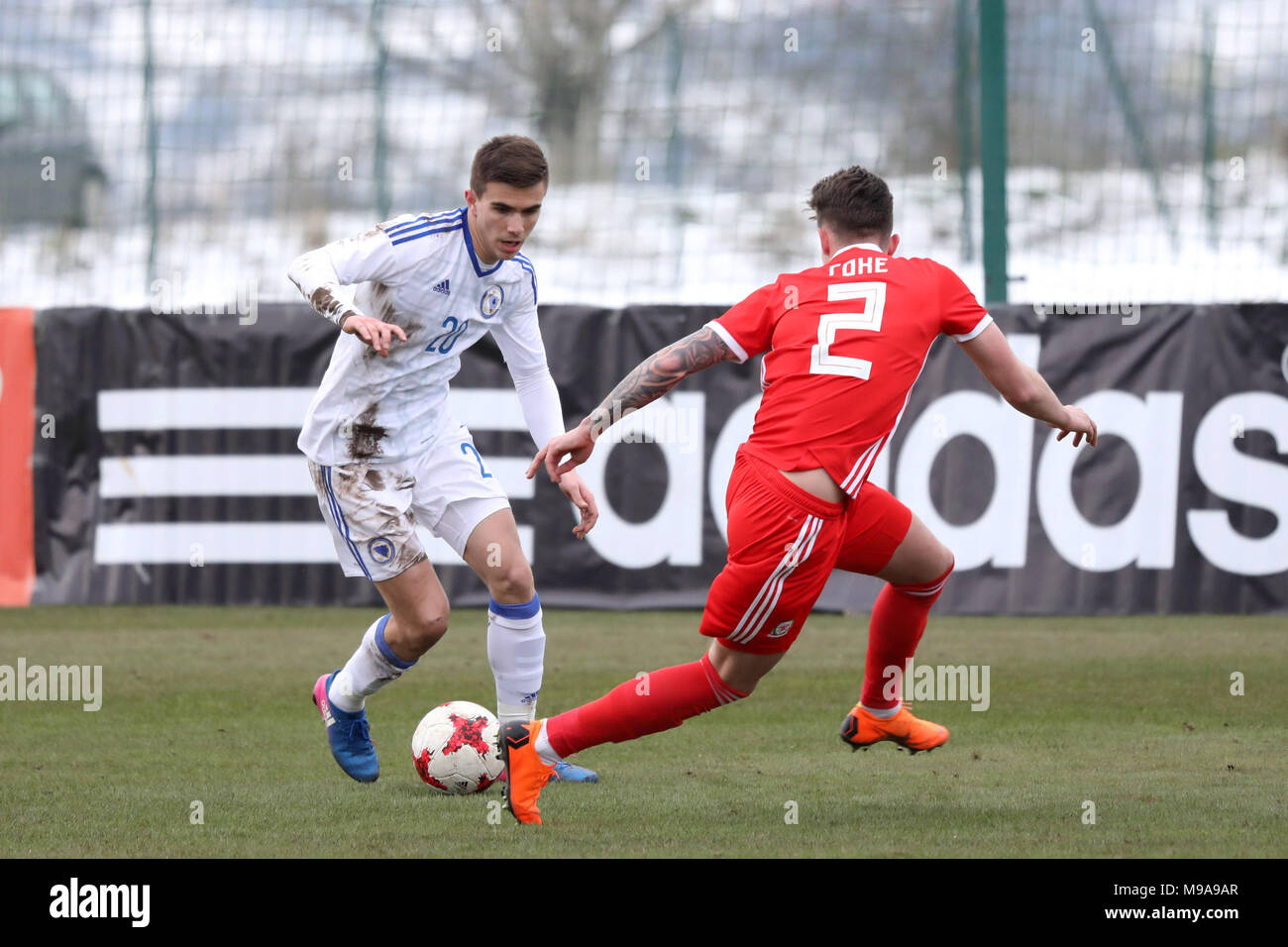 Zenica, BiH. 23 Mar, 2018. Ivan Jukic (L) di Bosnia ed Erzegovina (BiH) vies con Cameron Coxe del Galles durante la UEFA 2019 U21 EURO qualifica del gruppo 8 corrispondenza tra la BiH e il Galles in FF BH Football Training Center di Zenica, BiH, il 23 marzo 2018. La Bosnia e Erzegovina ha vinto 1-0. Credito: Haris Memija/Xinhua/Alamy Live News Foto Stock