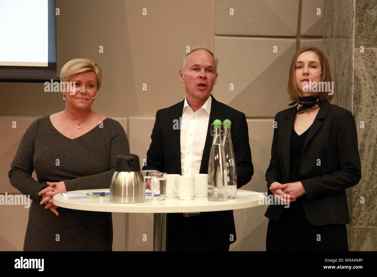 Oslo, Norvegia. 23 Mar, 2018. Il Ministro norvegese dell'istruzione e integrazione Jan Tore Sanner (C), il Ministro della ricerca e dell'istruzione superiore Iselin Nybo (R) e il ministro delle Finanze Siv Jensen partecipare ad una conferenza stampa in Olso, Norvegia, il 23 marzo 2018. La Norvegia ha detto venerdì scorso ha inviato un disegno di legge per il Parlamento propone di vietare l' uso di faccia che copre gli indumenti in tutti gli asili e le istituzioni educative come scuole e centri di formazione per nuovi immigrati. Credito: Liang Youchang/Xinhua/Alamy Live News Foto Stock