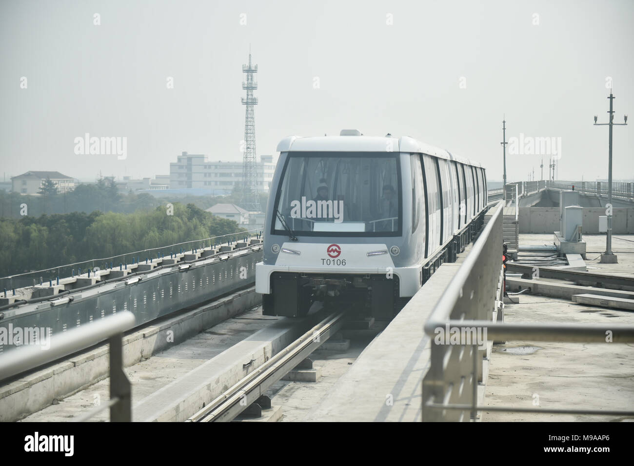 Shanghai. 23 Mar, 2018. Foto scattata il 23 marzo 2018 mostra un treno della metropolitana in esecuzione sulla prima linea APM o Automated People Mover System, a Shanghai in Cina orientale. Una nuova linea metropolitana con treni senza macchinista dovrebbe essere testato entro la fine del mese di marzo in Shanghai Shanghai Shentong Metro Group ha annunciato venerdì. Credito: Ding Ting/Xinhua/Alamy Live News Foto Stock