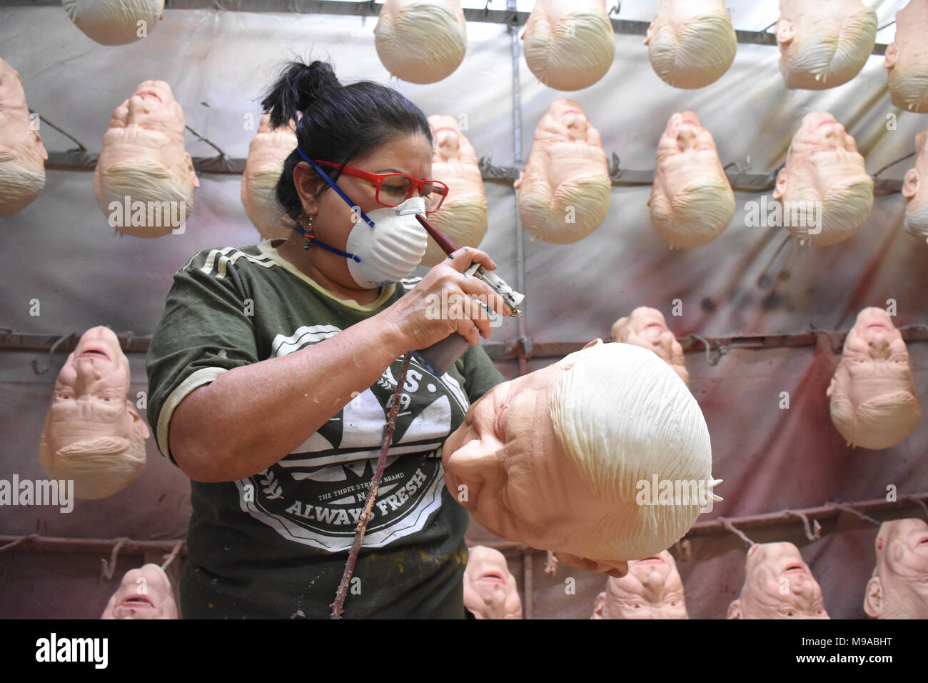 CIDADE DO México DF - 19.03.2018: MÉXICO CONFECCIONA MÁSCARAS PRESIDENCIAIS - Lavoratori di Ghoulish Productions sono visti la fabbricazione di maschere in lattice di Jose Antonio Meade Kuribreña Messico&#39;s candidato presidenziale per mostrare nel 2018 elezioni del Messico il 23 marzo 2018 in Cuernavaca, Messico. Ghouliroductions ins è la più importante fabbrica di halloween Maschere e accessori con più di cinquanta anni di esperienza i prodotti sono esportati negli Stati Uniti, Europa e Sud America. (Foto: Carlos Tischler/Fotoarena) Foto Stock