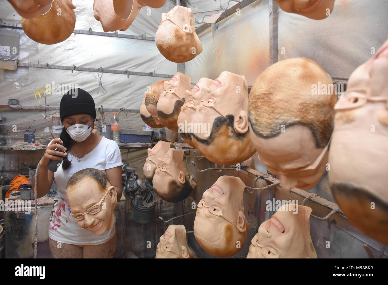 CIDADE DO México DF - 19.03.2018: MÉXICO CONFECCIONA MÁSCARAS PRESIDENCIAIS - Lavoratori di Ghoulish Productions sono visti la fabbricazione di maschere in lattice di Jose Antonio Meade Kuribreña Messico&#39;s candidato presidenziale per mostrare nel 2018 elezioni del Messico il 23 marzo 2018 in Cuernavaca, Messico. Ghouliroductions ins è la più importante fabbrica di halloween Maschere e accessori con più di cinquanta anni di esperienza i prodotti sono esportati negli Stati Uniti, Europa e Sud America. (Foto: Carlos Tischler/Fotoarena) Foto Stock