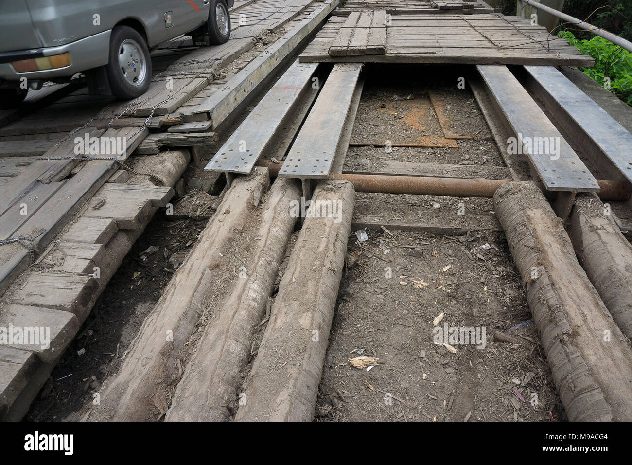 Lahat, Indonesia. 23nd marzo, 2018.I veicoli passando su un ponte di emergenza. Credito: Novian Fazli/Alamy Live News Foto Stock