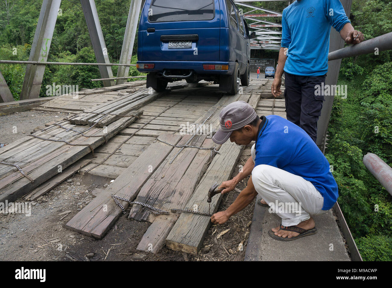 Lahat, Indonesia. 23nd marzo, 2018. La strada regolatori sono la riparazione del ponte di emergenza. Credito: Novian Fazli/Alamy Live News Foto Stock