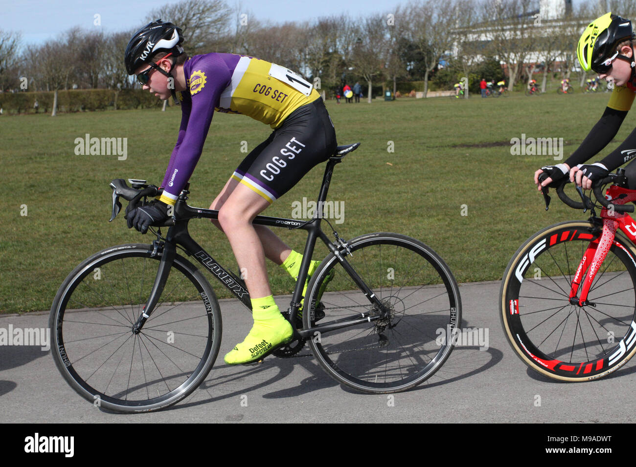 La settimana 2 della Dolan Race Series. Prendendo parte al Victoria Park,  Fila marcio, Southport, Merseyside, concorrenti in Dolan del circuito della  gioventù Race Series un ragazzo e una ragazza la gioventù