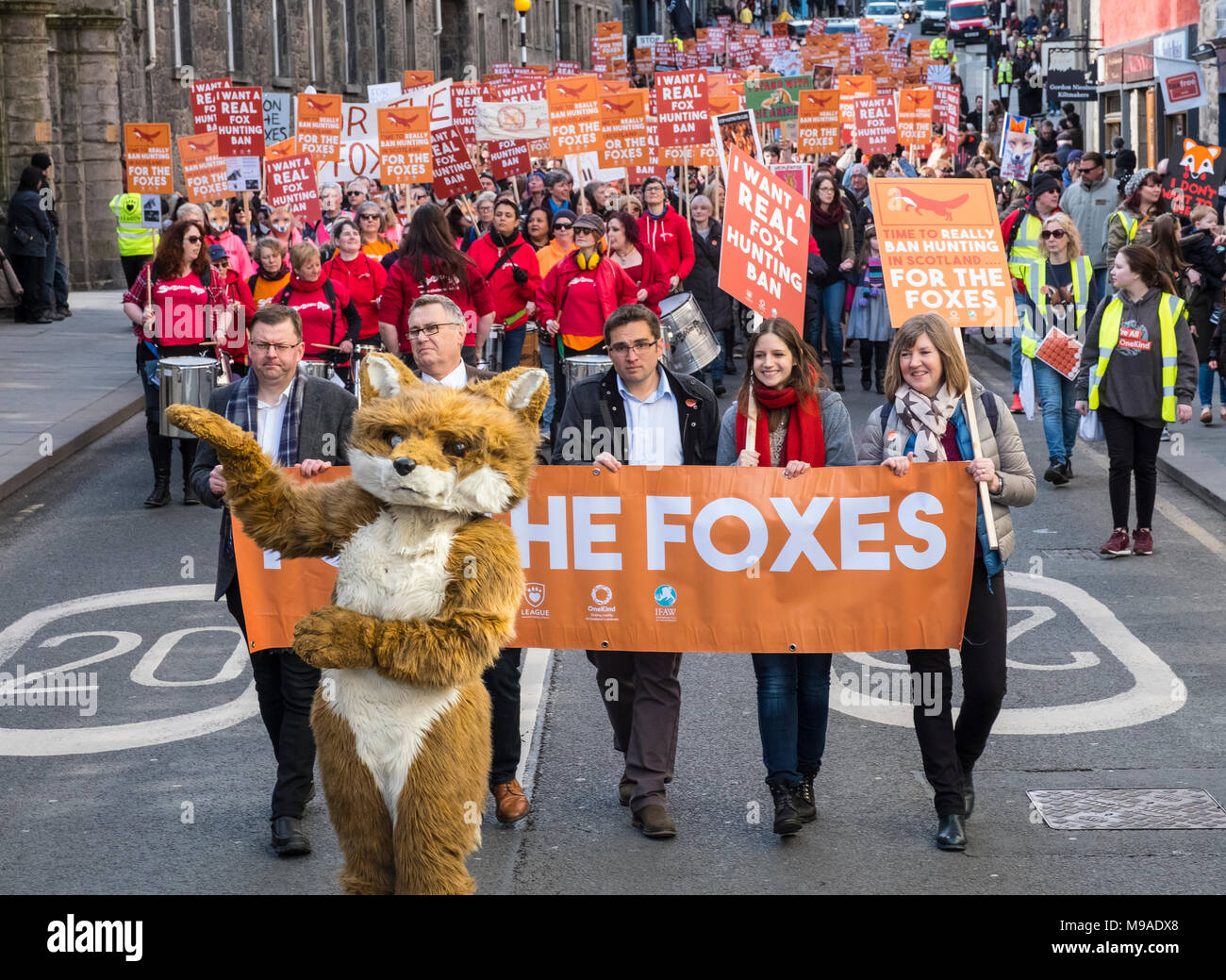 Edimburgo, Scozia,UK. Il 24 marzo 2018. Per le volpi marzo nel centro di Edimburgo. Marcia di protesta organizzata da gruppi come Lega contro crudele Sport e IFAW, alla campagna a favore di un divieto di caccia alla volpe in Scozia. Credito: Iain Masterton/Alamy Live News Foto Stock