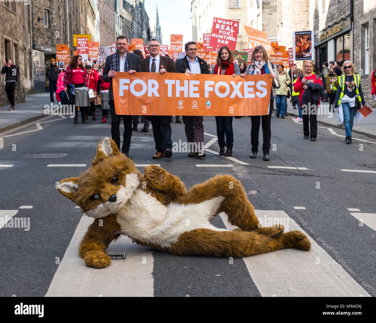 Edimburgo, Scozia,UK. Il 24 marzo 2018. Per le volpi marzo nel centro di Edimburgo. Marcia di protesta organizzata da gruppi come Lega contro crudele Sport e IFAW, alla campagna a favore di un divieto di caccia alla volpe in Scozia. Credito: Iain Masterton/Alamy Live News Foto Stock