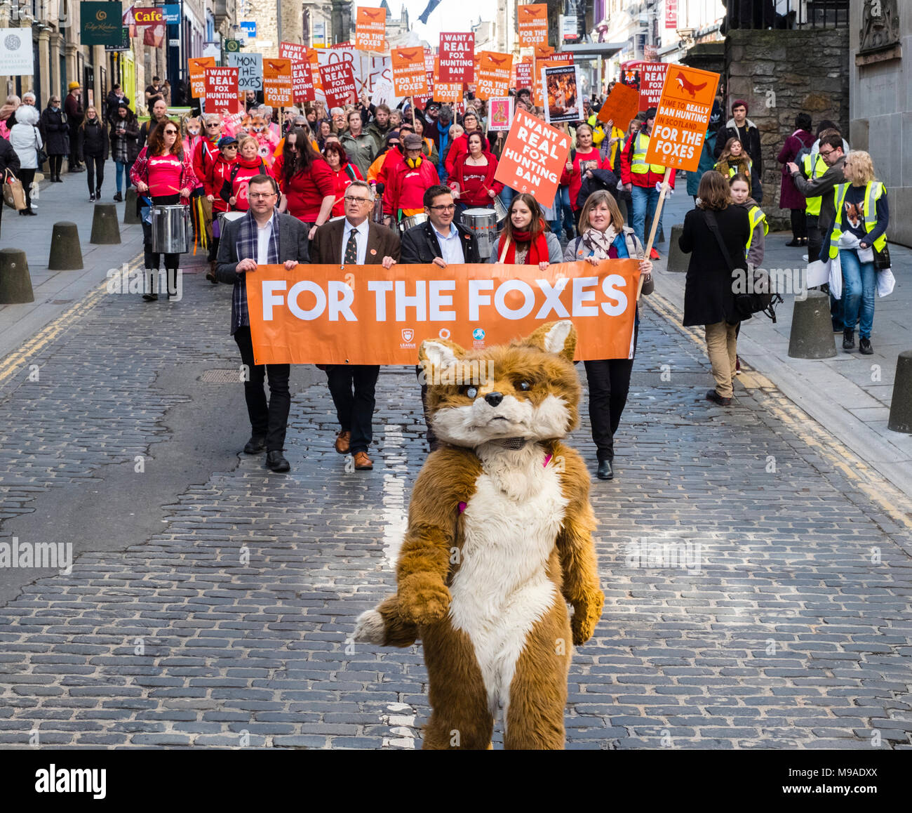 Edimburgo, Scozia,UK. Il 24 marzo 2018. Per le volpi marzo nel centro di Edimburgo. Marcia di protesta organizzata da gruppi come Lega contro crudele Sport e IFAW, alla campagna a favore di un divieto di caccia alla volpe in Scozia. Credito: Iain Masterton/Alamy Live News Foto Stock