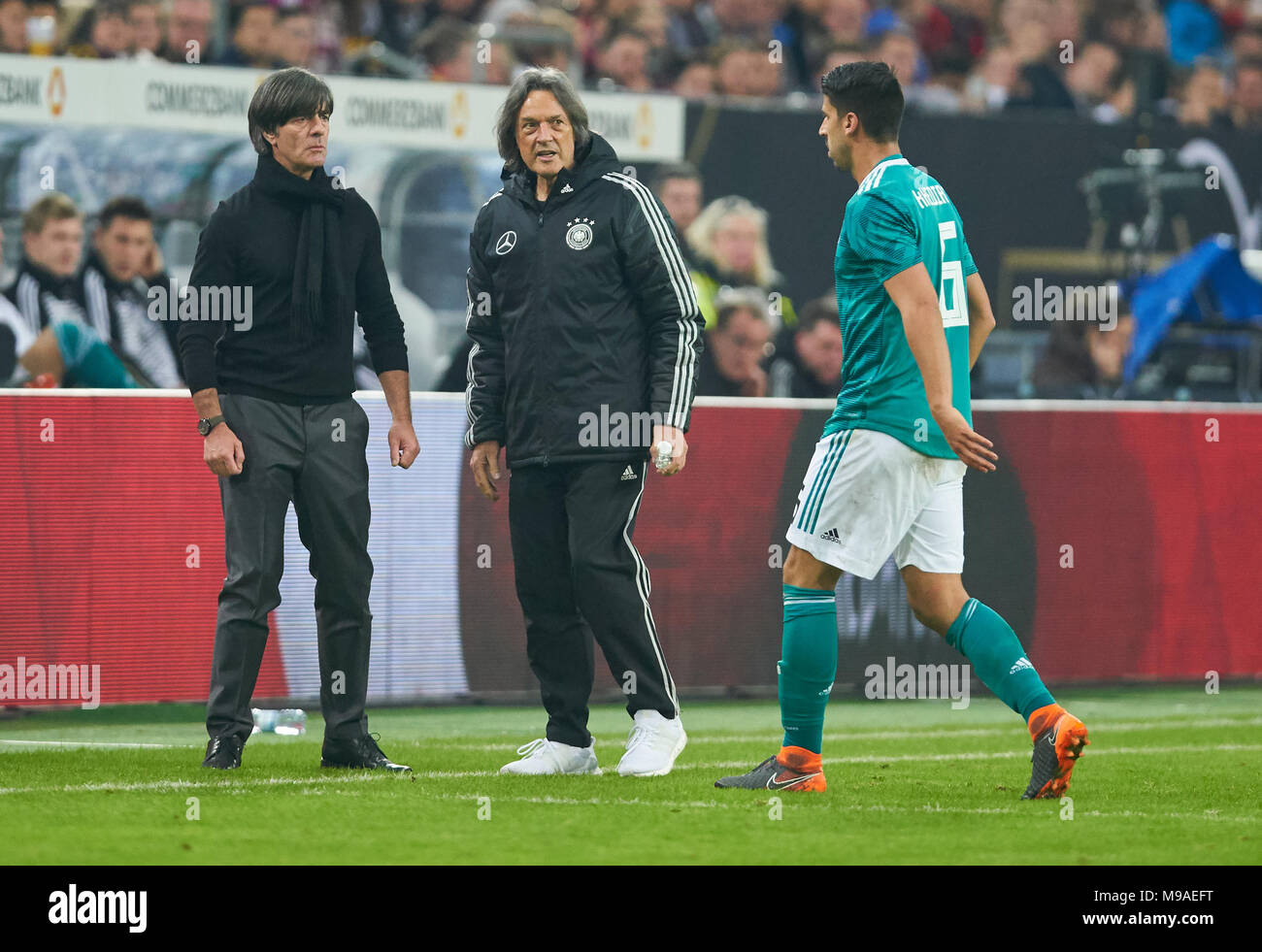 Dusseldorf, Germania. Il 24 marzo 2018. DFB-ESP Test di calcio, Dusseldorf, 23 marzo 2018 DFB headcoach Joachim Jogi LOEW, LÖW,con medico Dr Hans-Wilhelm Müller-Wohlfahrt, DFB team medico, circa il pregiudizio di Sami KHEDIRA, DFB 6 GERMANIA - SPAGNA 1-1 Mondiali di Calcio Russia Test match , Dusseldorf, 23 marzo 2018, STAGIONE 2017/2018 © Peter Schatz / Alamy Live News Foto Stock