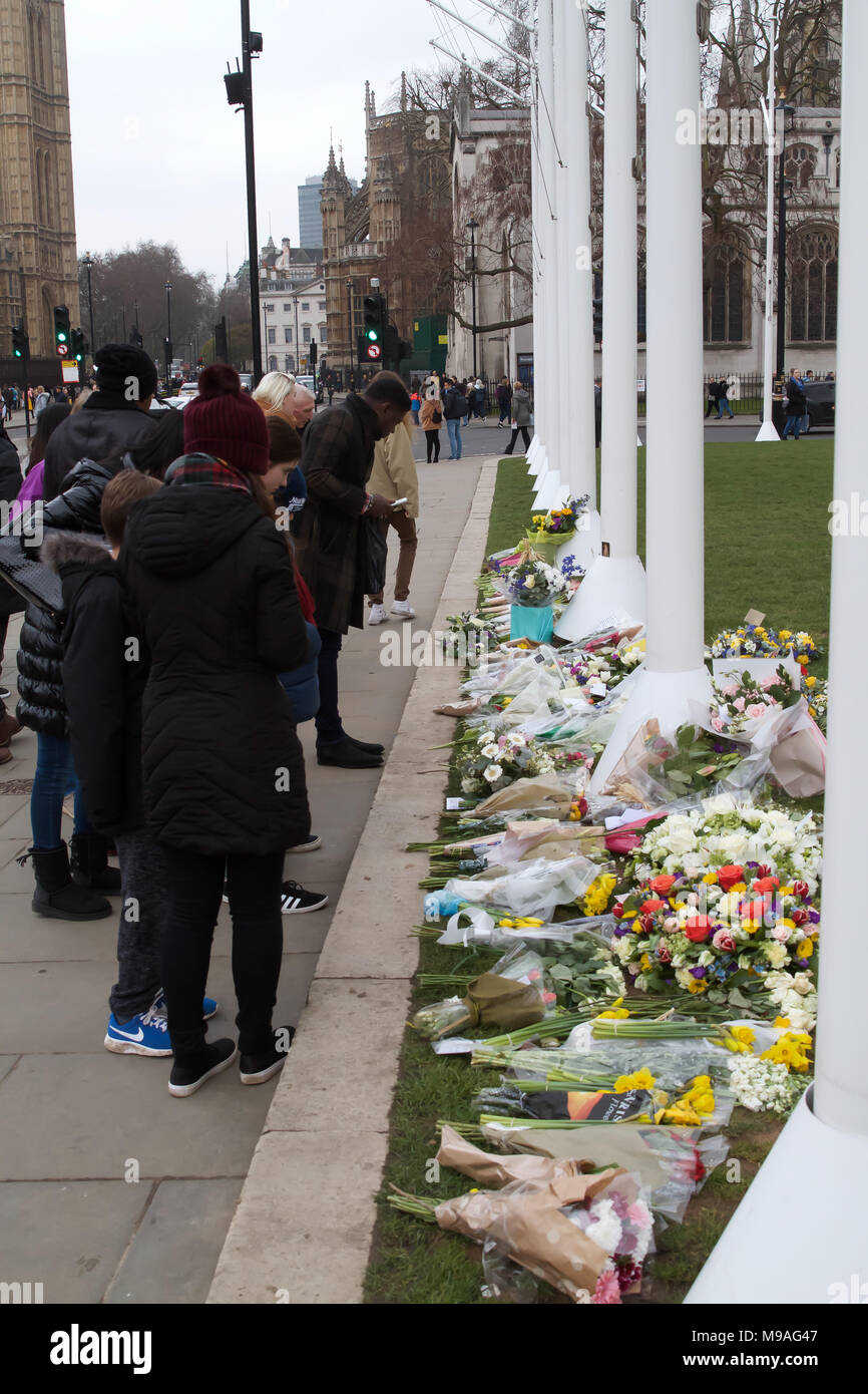 Londra, UK, 24 marzo 2018, fiori e omaggi a sinistra su Piazza del Parlamento per ricordare le persone che hanno perso la loro vita un anno fa sul Westminster Bridge e di fronte al Palazzo del Parlamento. Credito Larby Keith/Alamy Live News Foto Stock