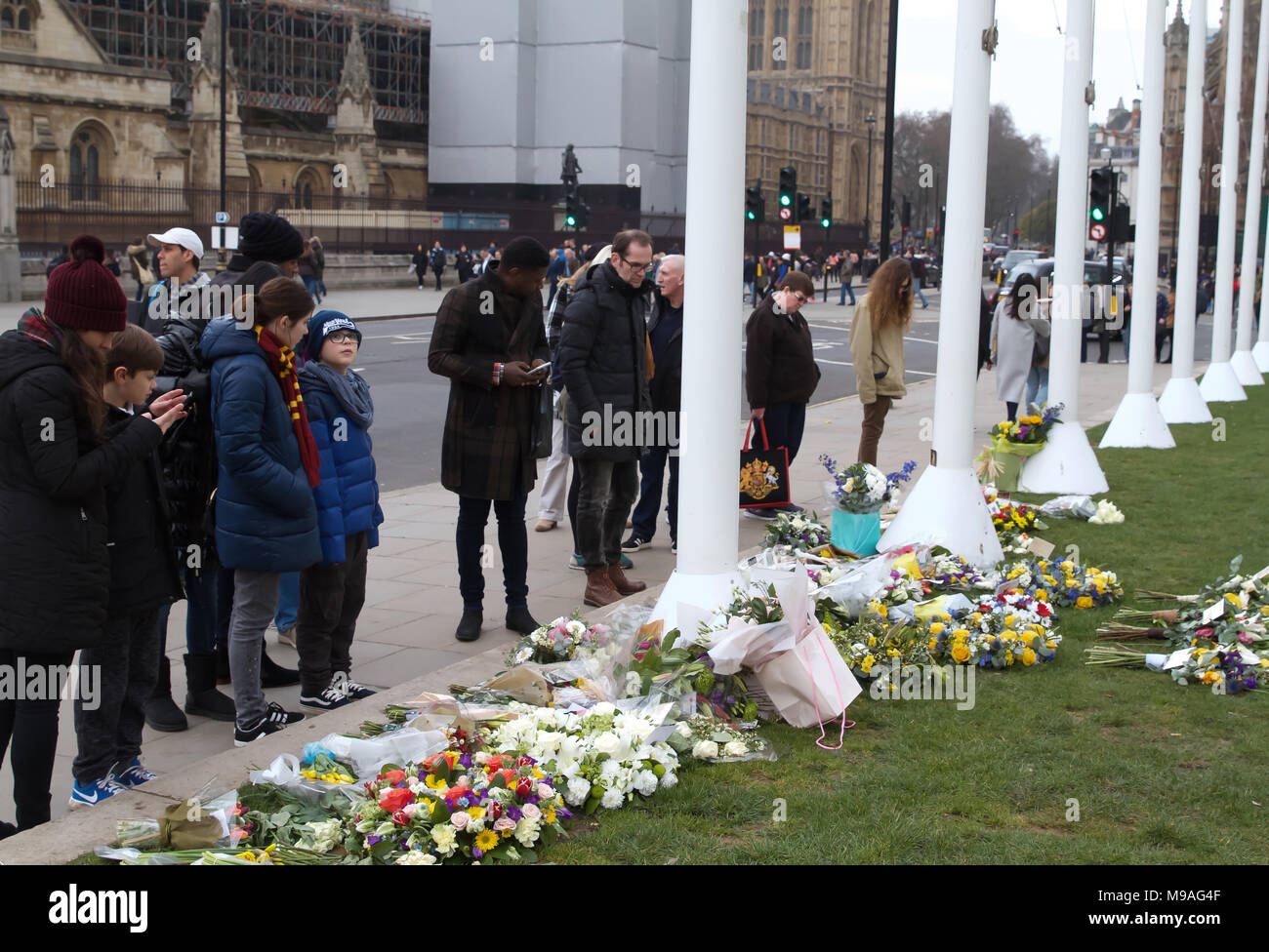 Londra, UK, 24 marzo 2018, fiori e omaggi a sinistra su Piazza del Parlamento per ricordare le persone che hanno perso la loro vita un anno fa sul Westminster Bridge e di fronte al Palazzo del Parlamento. Credito Larby Keith/Alamy Live News Foto Stock