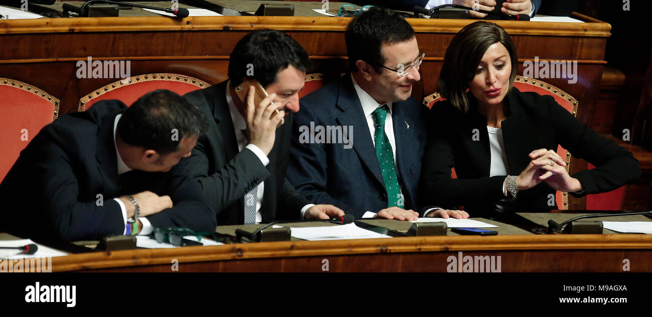 Roma, Italia. Il 24 marzo 2018. Matteo Salvini, Stefano Candiani, Anna Maria Bernini Roma 24/03/2018. Seduta al Senato con voto per eleggere il Presidente del Senato Roma 24 Marzo 2018. Senato. Votazione per eleggere il nuovo Presidente del Senato. Foto di Samantha Zucchi Insidefoto Credito: insidefoto srl/Alamy Live News Foto Stock