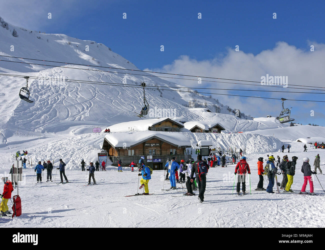 La trafficata località sciistica di Chatel in Portes du Soleil area della Francia, ristoranti a Pre La Joux Foto Stock