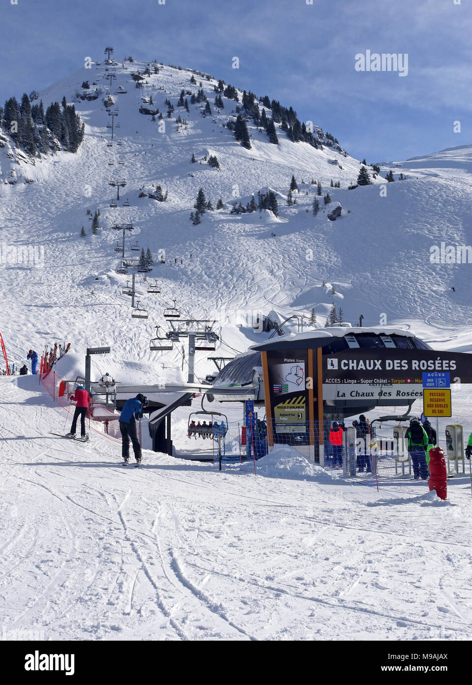 La trafficata località sciistica di Chatel in Portes du Soleil area della Francia, ristoranti a Pre La Joux Foto Stock