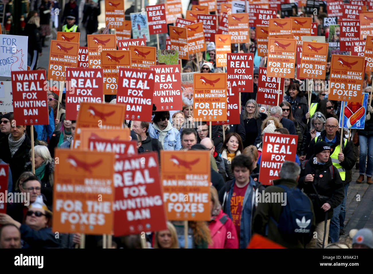 Manifestanti durante una marcia sul Royal Mile di Edimburgo organizzata dalla League Against Cruel sports, OneKind e IFAW che chiedono un vero e proprio divieto di caccia alla volpe. Foto Stock